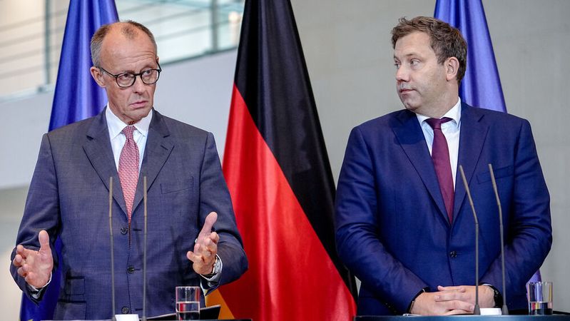 Bundeskanzler Friedrich Merz (links, CDU), und Lars Klingbeil (SPD), Vizekanzler und SPD-Bundesvorsitzender, stellen sich nach dem „Autogipfel“ im Bundeskanzleramt der Presse.(Bild:  picture alliance/dpa)