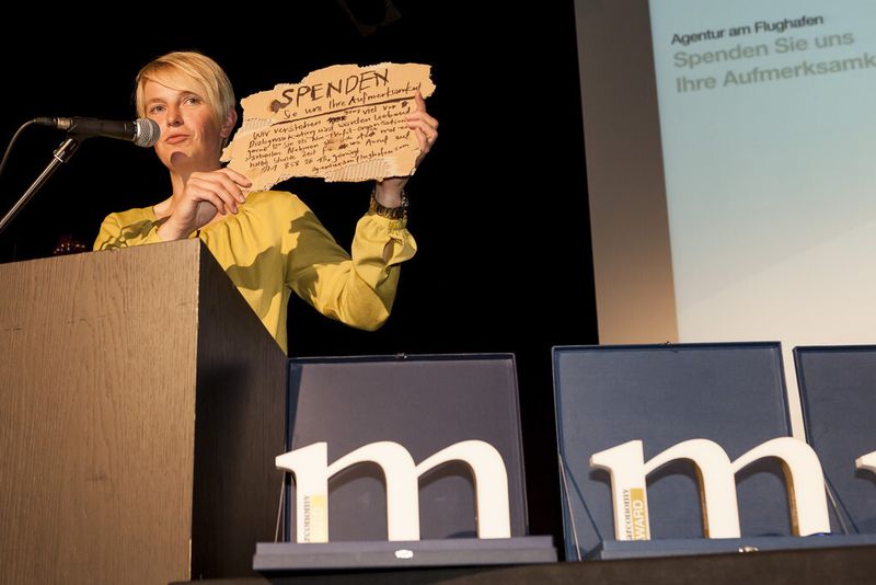 Anica Stuke, Phoenix Contact, hielt die Laudatio für die Agentur am Flughafen. Die schweizer Kreativen holten sich mit ihrer Kampagne „Spenden Sie uns Ihre Aufmerksamkeit“ den marconomy B2B Agency Award. (Foto: marconomy/Stefan Bausewein)