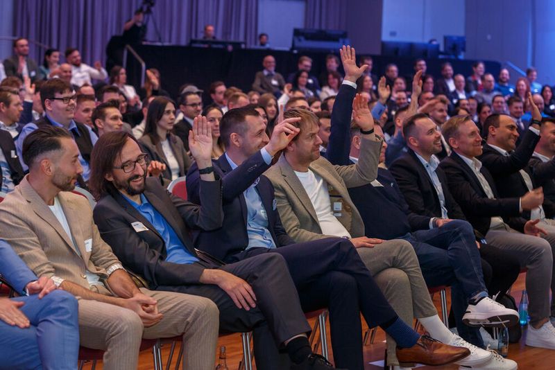 Die Geschäftsführung von JACOB lässt sich vom Speaker Rüdiger Böhm motivieren und inspirieren. (Bild: Jacob)