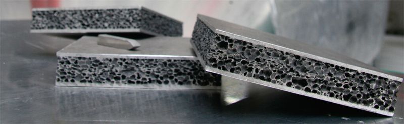 Sandwich: Zwischen zwei massiven Deckblechen verbirgt sich ein sogenannter Metallschaum, der eine ähnliche Struktur wie Knochen hat. (Bild: Fraunhofer-IWU)