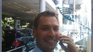 Daniel Junker zeigt per Videochat Anrufern live die Autos, die sie interessieren. (Foto: Lulei)