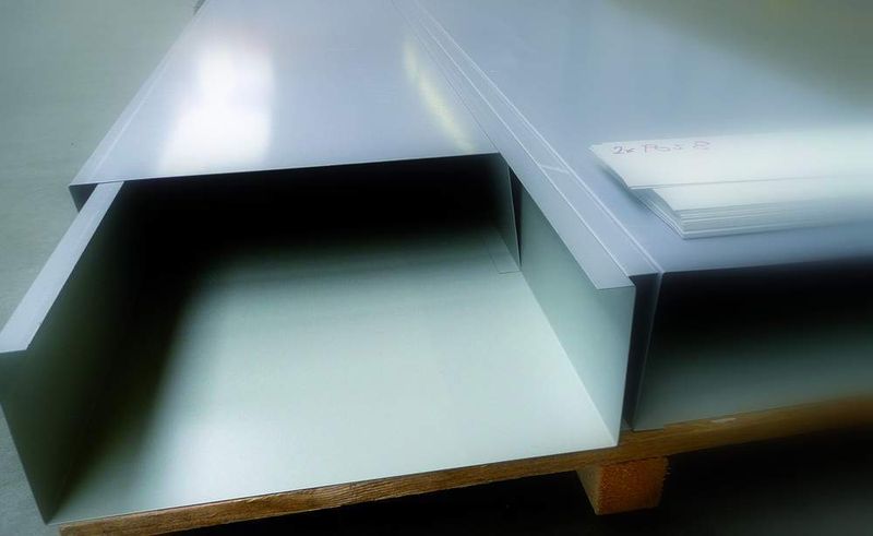 Bei der FN Profilblech Center GmbH entstehen Profile und Verkleidungen aus Blech, die aus unterschiedlichen Werkstoffen, beispielsweise von Edelstahl über beschichtete Bleche bis hin zu Aluminium, bestehen können. Ebenso unterschiedlich sind die Geometrien: gekantete U-Profile aus beschichtetem Material. Jedes Profil ist eine Sonderanfertigung. Bilder: Kuhn (Archiv: Vogel Business Media)