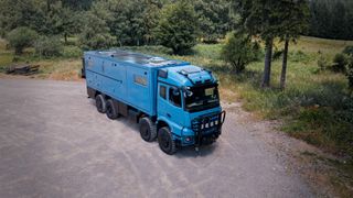 Für lange Aufenthalte abseits der Zivilisation sorgen rund 700 Liter Frischwasserkapazität, 300 Liter Grauwassertank, eine leistungsfähige Solaranlage und ein integriertes Starlink-System für die Internetanbindung. (Bild: FAS Expedition)