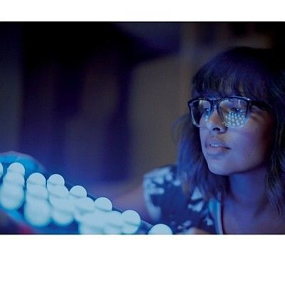 Intel RealSense & True Key: Mit den einzigartigen Fähigkeiten der 6. Generation der Intel-Core-rozessoren entfällt der Aufwand, sich Passwörter merken zu müssen. Erstellen und Verwalten mehrerer Passwörter für alle Webseiten und Apps funktioniert nun denkbar einfach. Zusammen mit der Intel RealSense™ F200 Kamera ermöglicht die True Key™ App eine detaillierte, sichere Gesichtserkennung. Gepaart mit der Leistung der 6. Generation der Intel Core™ Prozessoren bietet die True Key™ App mehr Sicherheit und innovative Funktionen. Die Intel RealSense F200 Kamera kombiniert Informationen der 2D Kamera, des Infrarot Transmitters und des Infrarot Empfängers. So wird Objekten die nötige Tiefe bei der Darstellung verliehen. (Bild: Intel)