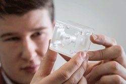 Ein weiterer Schwerpunkt bei Ikam sind neue Wege in der Bearbeitung von keramischen Bauteilen. (Bild: Ikam)