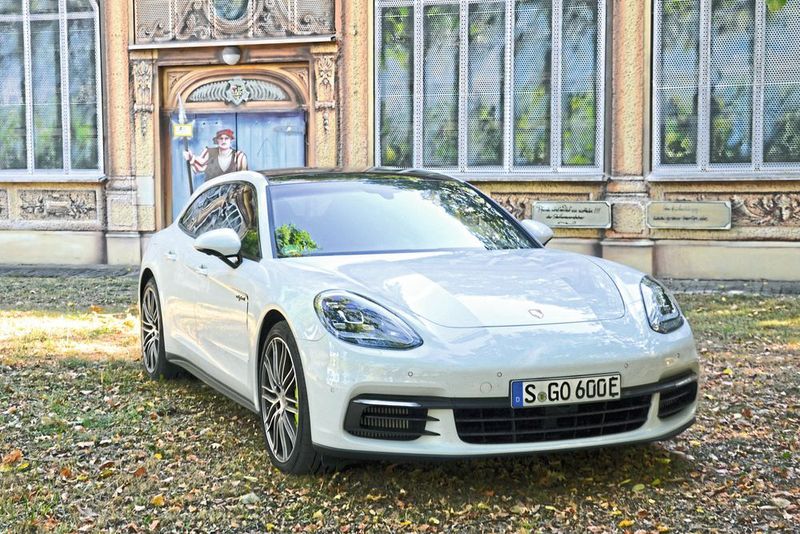 Sieger Kategorie Oberklasse: Porsche Panamera 4 E-Hybrid; relativer Werterhalt:  50,5 Prozent. (Simon / »kfz-betrieb«)
