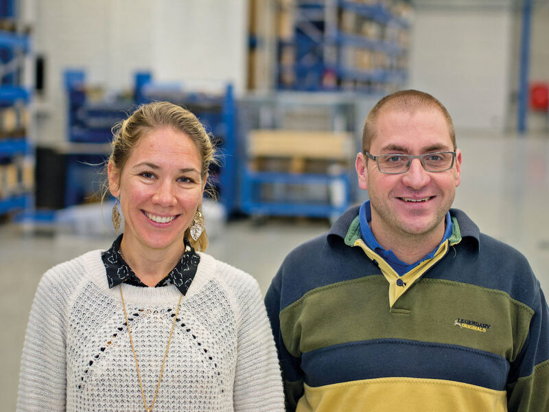 Projektingenieur De Clercq (links) und Geschäftsführerin Vandoorne (rechts) von SGC sind mit dem Ergebnis zufrieden. „Wir überlegen, in der Produktion bei Mevoco ein ähnliches System zu installieren.“ Das Schwesterunternehmen Mevoco stellt am selben Standort Komponenten für den Mittelspannungsbereich her. (Turck)