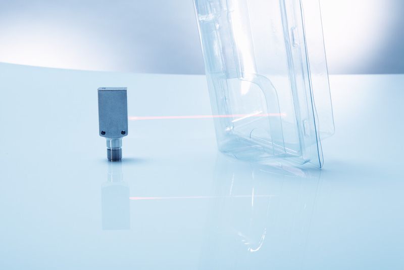 Die Glaslichtschranke mit kontinuierlicher Schaltschwellennachführung zur Erkennung transparenter Materialien löst vielfältigste Aufgabenstellungen. (Bild: Sick)