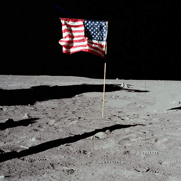 Da die Apollo-11-Astronauten die Querstrebe der US-Fahne nicht ganz ausziehen konnten, bekam die Flagge ein gestauchtes, zerknautschtes Aussehen. Dadurch sah es so aus, als würde die Fahne in einem nicht vorhandenen Wind wehen. Ein falscher Eindruck, den sich Mondlandungsskeptiker zunutze machten.