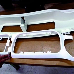 Bild 2: Setzte sich bisher nach dem Lasersintern ein größeres Bauteil aus kleineren Teilen zusammen (unten), entsteht es nun in einem Stück (oben).