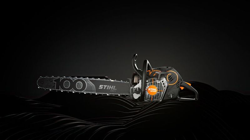 Die limitierte Benzin-Motorsäge Stihl MS 500i Centennial Edition im schwarzen 100-Jahre-Design ist eine Hommage an die berühmte Stihl MS 500i – die weltweit erste in Serie gebaute Benzin-Motorsäge mit elektronisch gesteuerter Kraftstoffeinspritzung. (Bild: Stihl)