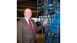 Wolf-Dietrich Graf erläutert die Hydraulik-Aggregate der Faltenbalgmaschine.Bilder: Munde (Archiv: Vogel Business Media)