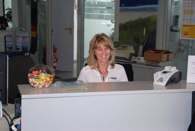 Strahlende Mitarbeiter am Empfang zaubern zufriedene Kunden (Archiv: Vogel Business Media)