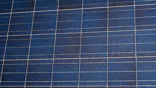 Bild 1: Rund 30 Solarpanels werden über die Anlage pro Stunde gefertigt. (Archiv: Vogel Business Media)