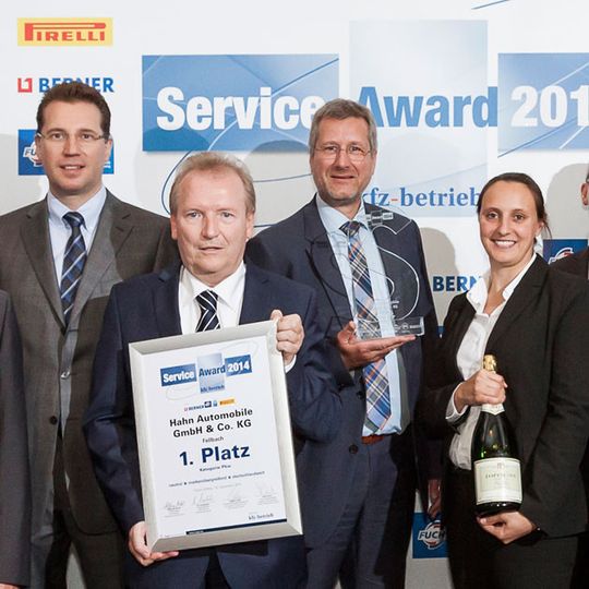 Ein Prosit auf den Erfolg: Hahn Automobile aus Fellbach hat den Service Award 2014 in der Kategorie Pkw gewonnen.(Foto:  Bausewein)