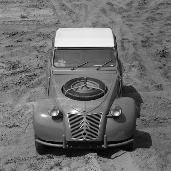 1960 erschien der 2CV 4×4 Sahara. Er hat eine zusätzliche Motor-Getriebe-Einheit im Heck, die umgekehrt montiert ist und die Hinterräder antreibt. Beide Motoren (und damit auch Achsen) können unabhängig voneinander und auch einzeln betrieben werden und leisteten anfangs je 12 PS, ab 1964 je 16 PS.  (PSA)