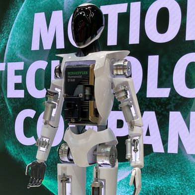 An diesem Ausstellungsstück verdeutlich das Unternehmen auf der Hannover Messe 2026, an welchen Stellen Schaeffler-Komponenten in humanoiden Robotern verbaut werden können. (Bild: Merger/VCG)