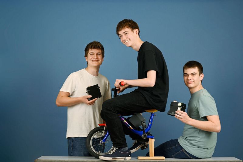 Michel Weber (17, links), Felix Makartsev (18) und Felix Hörner (17) aus Baden-Württemberg konstruierten ein kompaktes, mobiles Messsystem zur Erfassung von Geodaten. Es wird ans Fahrrad montiert und ermittelt kontinuierlich beispielsweise die Feinstaubbelastung einschließlich der betreffenden GPS-Koordinaten, die an einen Server übertragen werden. Sie wurden im Fachgebiet Geo- und Raumwissenschaften ausgezeichnet.  (Bild: Stiftung Jugend forscht e V. / Max Lautenschläger)