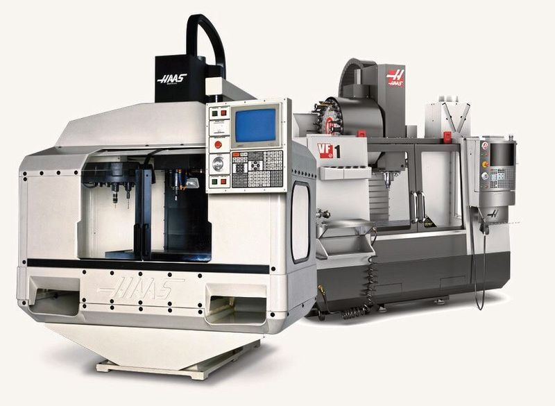 Le tout premier centre d'usinage VF-1 produit par Haas avec en arrière plan le modèle actuel.  (Source : Haas Automation)
