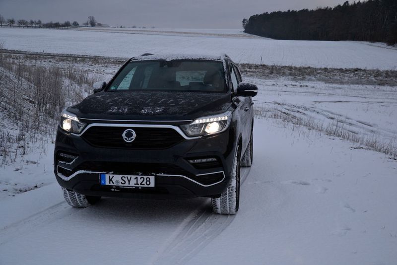 Der Kühlergrill erinnert an ausgebreitete Flügel – ein Motiv, das erstmals beim Tivoli zum Einsatz kam und inzwischen als Erkennungszeichen aller neuen Ssangyong-Modelle dient. (Michel / »kfz-betrieb«)
