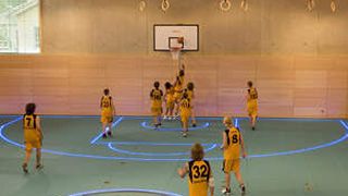 Spezieller Fußboden: Unter dem Glasboden sind blaue LEDs, die bei Bedarf die Markierung für das Spielfeld abändern (ASB)