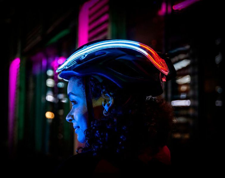 Die Fahrradhelmleuchte Night-Blazr mit patentierten 360°-Lightblades sei für Nachtschwärmer und Frühaufsteher ideal geeignet. Das schlanke, leichte, langlebige und kompakte Design lässt sich problemlos an jedem Helm befestigen. Die Leuchthe ist wiederaufladbar mit langer Akkulaufzeit.  (Bild: Nightblazr)
