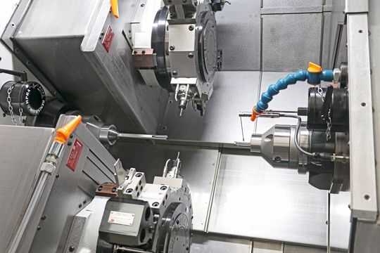Von der Stange bis zum Fertigteil in einer Aufspannung – das kompakte Drehzentrum Biglia «BMX 45Y2» verfügt über zwei Revolver, zwei C- und zwei Y-Achsen.(Bild:  Teamtec)