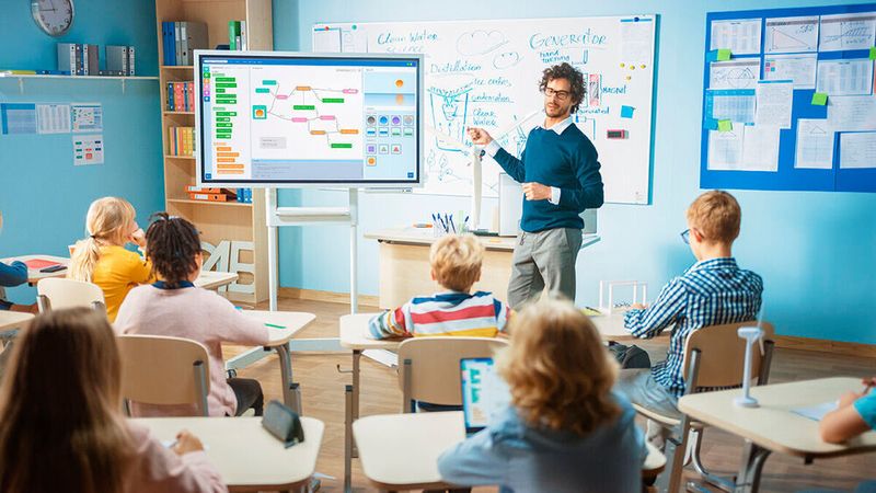 In Rheinland-Pfalz gibt es immer weniger Lehrkräfte, die Informatik unterrichten (Gorodenkoff – stock.adobe.com)