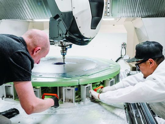 Die Ingenieure von Coherent haben ein eigenes Spannverfahren entwickelt, das eine Kombination von Stütz- und Klemmsystemen verwendet, um das Bauteil zu fixieren.(Bild:  DMG Mori)
