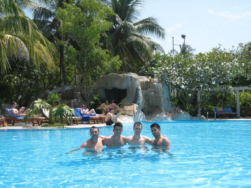 Am Pool (v.l.n.r.): Dieter Koralenko (Handyshop Koralenko), Yakub Baltaci (Unlimited), Sergey Reznitskiy (Unicom) und Tarek Turan (Connect Shop) (Archiv: Vogel Business Media)