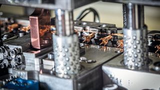 Basis für Stanz- und Umformteile – wie die hier zu sehenden Außenleiter für Sensorikelemente aus Kupfer – sind komplexe Folgeverbundwerkzeuge. Sie werden mit Biege- und Prägegesenken bestückt, die auf der Kern Micro HD gefertigt wurden.  (Bild: Quittenbaum GmbH)
