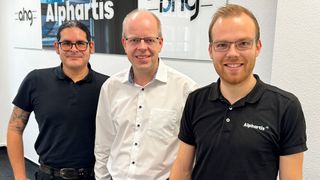V. l.: Alfonso Arrayo (Betriebselektriker Alphartis SE), Michael Muntau (Geschäftsführer Reenergy) und Joel Müller (Sachbearbeiter Facility-Management Alphartis SE) haben in Rekordzeit an sämtlichen Betriebsstätten des Unternehmens für neue Beleuchtung gesorgt.                                                                                     (Bild: Alphartis SE)