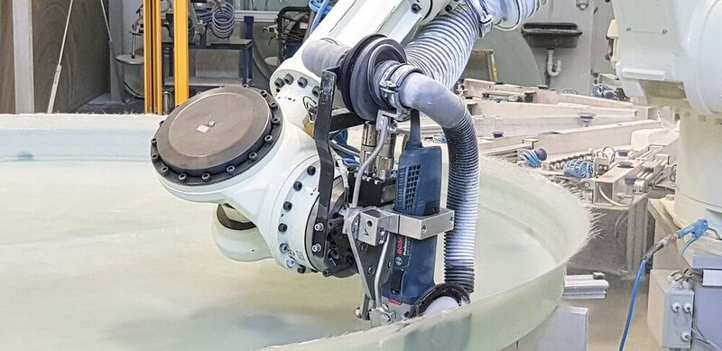 Keine Spezialwerkzeuge notwendig: Der Kawasaki ZT130L bei Haase Tank nutzt handelsübliche Maschinen zum Fräsen und Sägen. (Kawasaki Robotics)