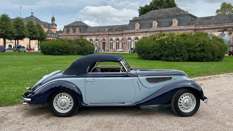 1938er BMW 327/28 Cabriolet mit dem Drei-Vergaser-Motor des 328. Pkw der Marke BMW wurden bis 1952 im thüringischen Eisenach gebaut. (Bild: Peter Diehl)