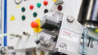 Das aktuelle Bremsen-Portfolio von Ringspann erstreckt sich über alle relevanten Bau- und Funktionstypen von Industriebremsen für die Anwendungen Stoppen, Regeln und Halten. Im Bild: eine federbetätigte, pneumatisch gelüftete DV 030 mit automatischer Verschleißnachstellung bei der Endabnahme. (Ringspann)