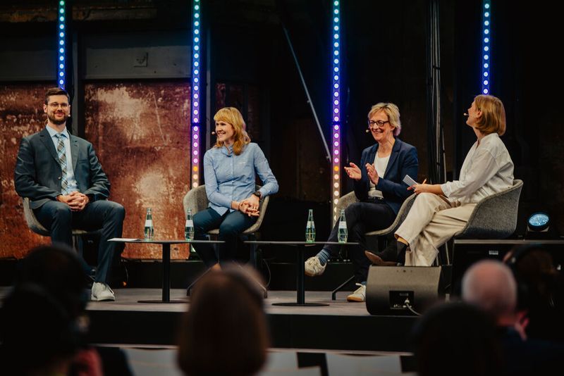 Eine Podiumsdiskussion rund um das Thema KI mit Dr. Joschka Hüllmann (Assistenzprofessor Uni Twente), Dr. Vanessa Just (Unternehmerin), Christine Regitz (Head of SAP Women in Tech) und Redakteurin Susanne Schäfer (vlnr.). (Bild: D.velop)