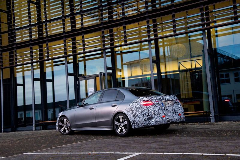 Unter der Haube regiert die Vernunft: Es gibt nur noch Vierzylinder, und die sind alle mit einem 48 Volt-Generator elektrifiziert. (Bild: Mercedes-Benz)