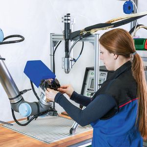 Bild 1: Am Fraunhofer-IPA ist ein Nietarbeitsplatz entwickelt worden, an dem Mensch und Roboter sicher zusammen agieren können.