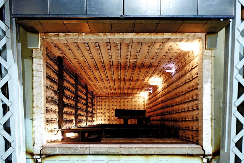Der Stahlservice von Jebens bietet über die Konfektionierung hinaus mechanische und thermische Werkstoffbehandlungen. (Bild: Jebens)