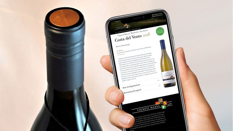 Per Smartphone können Verbraucher in der Blockchain hinterlegte Informationen zu ihrem Wein abrufen.