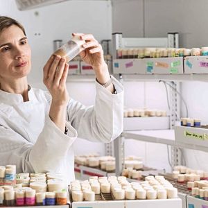 Prof. Ilona Grunwald Kadow im Labor(Bild:  Astrid Eckert, Muenchen)