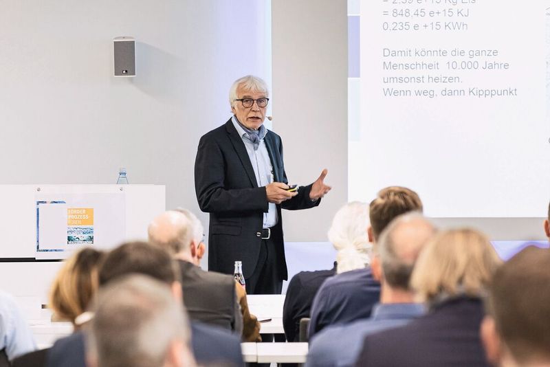 Keynote von Prof. Dr.-Ing. Eberhard Schlücker: Welche Rolle kann Wasserstoff für Industrie und Gesellschaft spielen? (Bild: Stefan Bausewein)