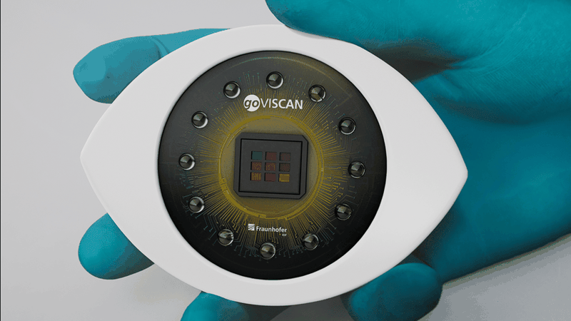 Der Vitalsensor goVISCAN: Mittig sitzt die Multispektralkamera mit einem 3x3-Mikrolinsenarray, das die spektralen Bänder erfasst. Kreisförmig herum sind LEDs verbaut, die die Messszene beleuchten(Bild:  © Fraunhofer IOF)