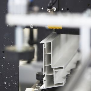 Die integrierte Bahnsteuerung JetWeb MC kommt schon in der Verpackungstechnik, der Fensterfertigung und der Rohrfertigung zum Einsatz.