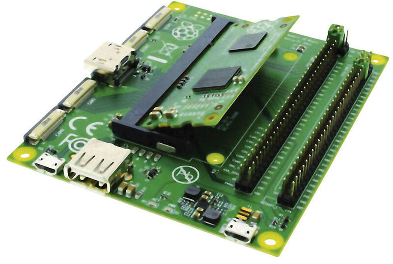 Raspberry Pi Development Kit: Das I/O-Board verfügt über zwei GPIO-Bänke, zwei Display- und zwei Kameraanschlüsse. Das gesteckte Compute Modul im SODIMM-Format mit 4 GB eMMC Flash für das Betriebssystem ist auch separat nutzbar.  (Conrad)