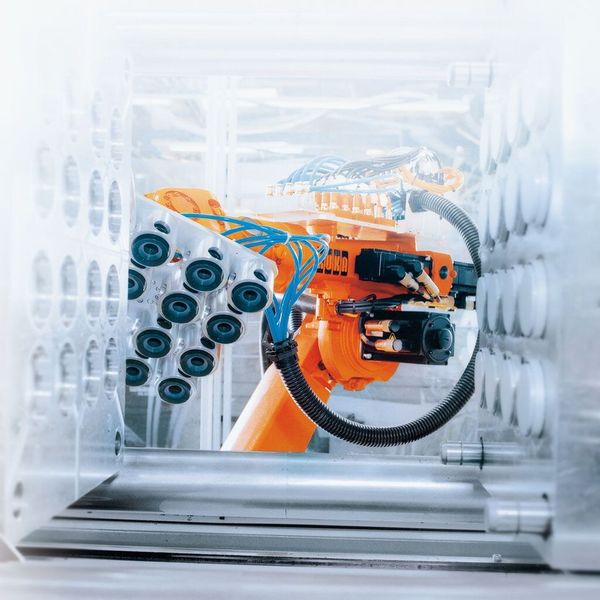 Die speziell für den Kunststoffmarkt weiterentwickelten Kuka-Roboter der 3. Generation optimieren laut Hersteller Arbeitsprozesse, verkürzen Zykluszeiten und nutzen bisher ungenutzte Nebenzeiten effizient aus. (Bild: Kuka)