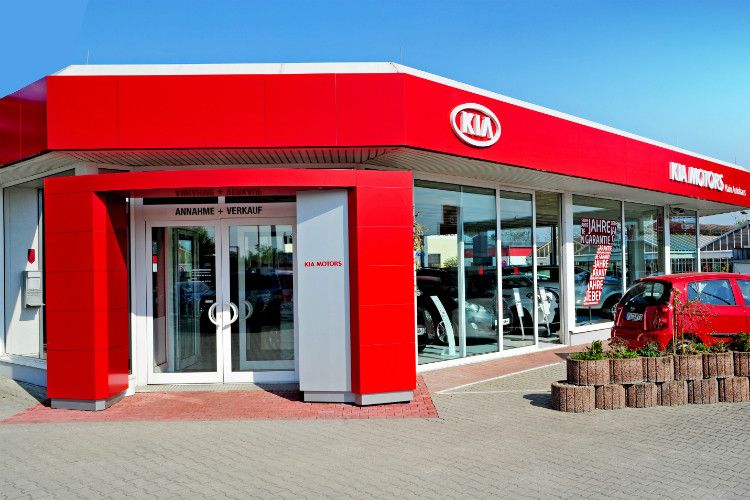 Abgeschlossen sind die CI-Anpassungsmaßnahmen bei Kia. Neben dem roten Fassadenband, Pylon und Eingangsportal ... (Foto: Kia)