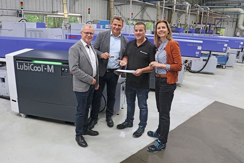 V. l.: Anja Peplinski und Jan Weber von der Feindreh GmbH setzen auf die Partnerschaft mit Knoll Maschinenbau, vertreten durch Matthias Wachter und Markus Rölleke. Insbesondere von den Lubi-Cool-Hochdruckanlagen sind sie begeistert: „Damit haben wir die Tür zu erweiterten Bearbeitungsmöglichkeiten aufgemacht.