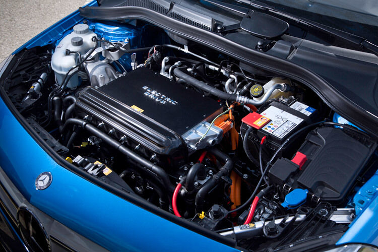 Der E-Motor besetzt den Platz, der in der B-Klasse normalerweise den Vierzylinder-Turbomotoren vorbehalten ist. (Foto: Mercedes-Benz)