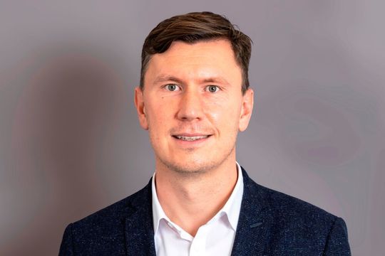 Prof. Dr. Nils Urbach, Professor für Wirtschaftsinformatik mit Schwerpunkt Digital Business der Frankfurt UAS: „Mit KI-Tools können vor allem Verbesserungen für unerfahrene und gering qualifizierte Mitarbeitende bei weniger komplexen Aufgaben erreicht werden, sie haben jedoch geringere Auswirkungen auf erfahrene und hochqualifizierte Mitarbeitende mit sehr anspruchsvollen Tätigkeiten.“(Bild:  Privat)